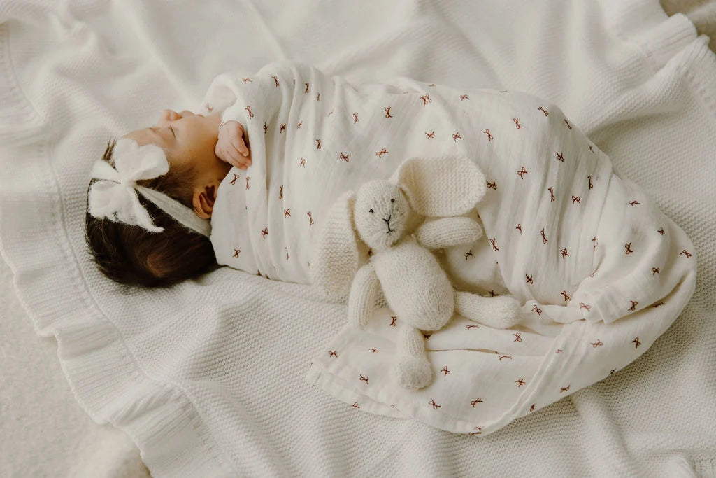 ELYS & CO BOW PATTERN COLLECTION MUSLIN SWADDLE