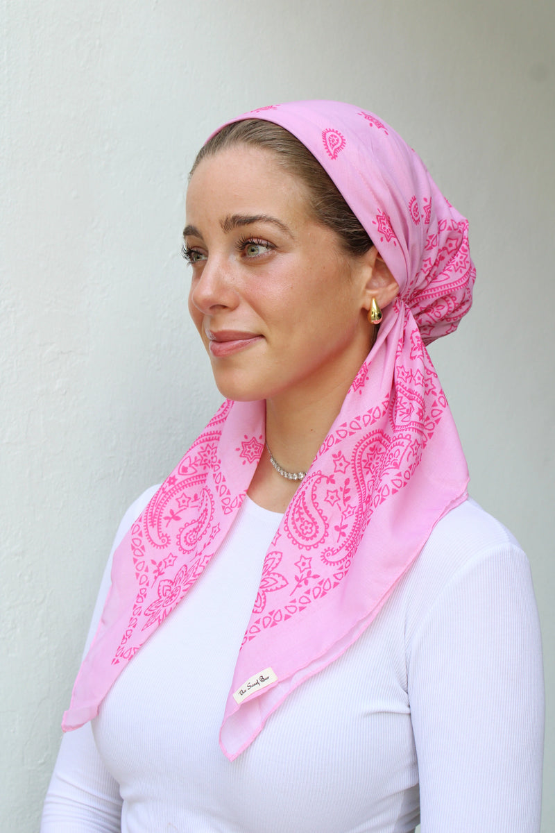 SCARF BAR SHORT PAISLEY PRETIED W/ VELVET GRIP