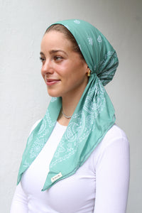 SCARF BAR SHORT PAISLEY PRETIED W/ VELVET GRIP