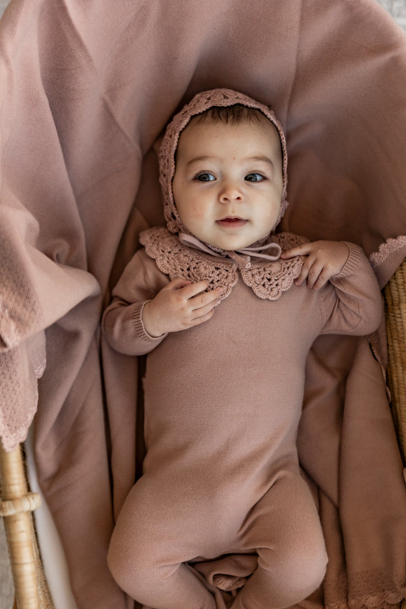 SB5CY2610 BEBE BELLA CROCHET COLLAR FOOTIE + BONNET