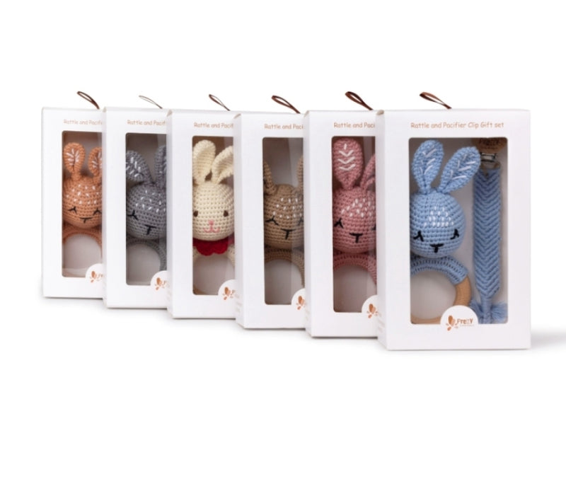 PRETTY LITTLE BASICS RATTLE GIFT SET