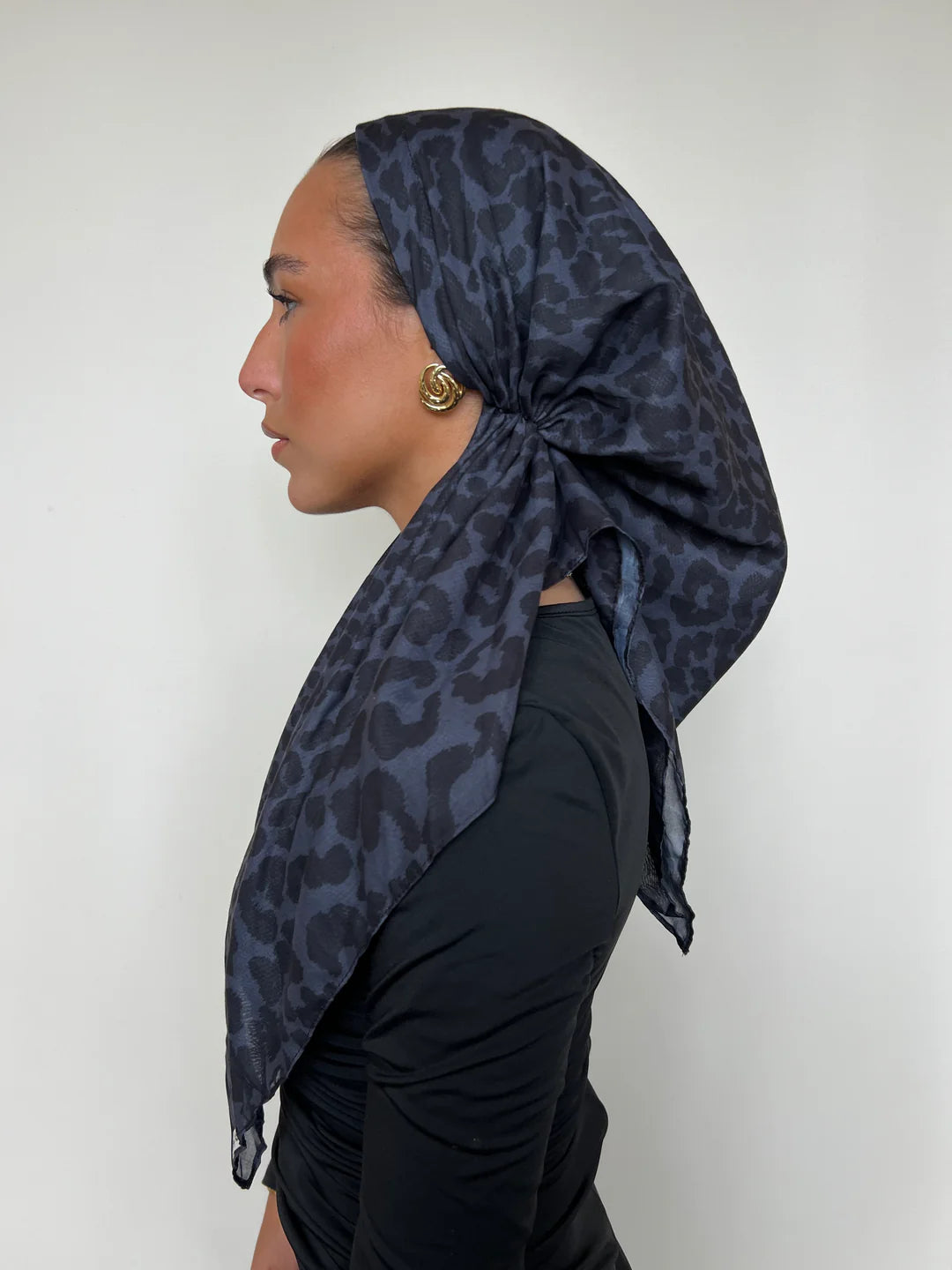 SCARF BAR VERSATILE PRETIED ( VELVET GRIP)