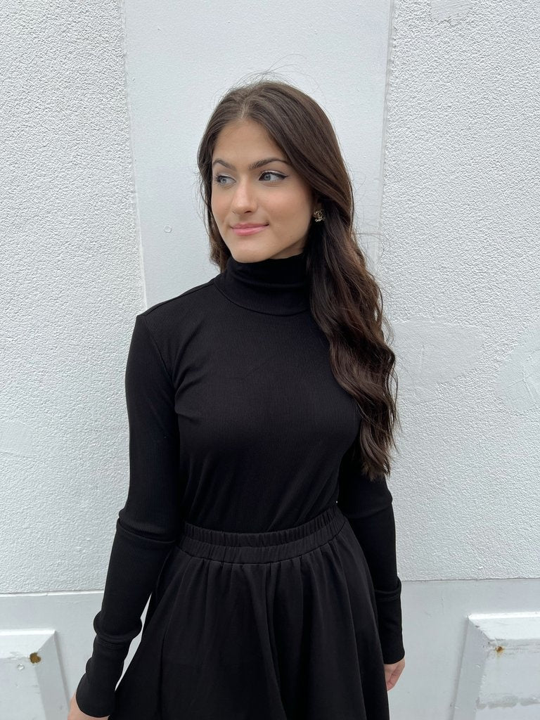 THE SLIM SKIRT CLASSIC TURTLE TEE