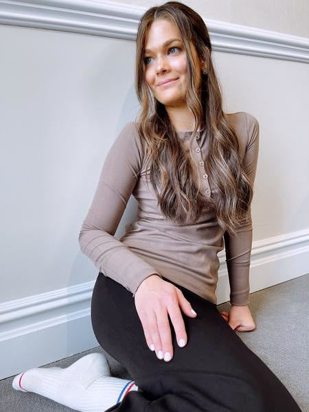 THE SLIM SKIRT HENLEY T-SHIRT